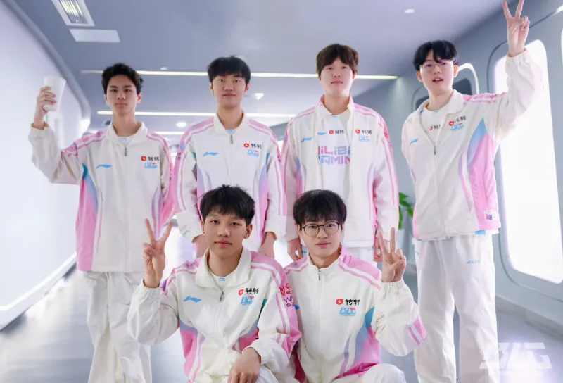 搜狐体育-战胜JDG后，BLG分享赛场合照：锋芒所向