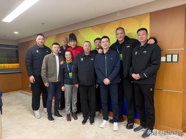 搜狐体育首页-杨鸣卸任辽篮主帅现身CBA杯举办地：社媒晒与巴特尔等名宿合照
